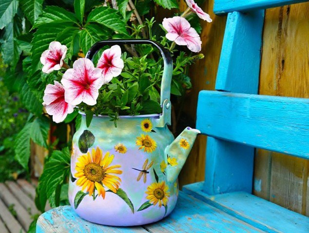 tea-pot-turned-into-a-flower-pot-634x479