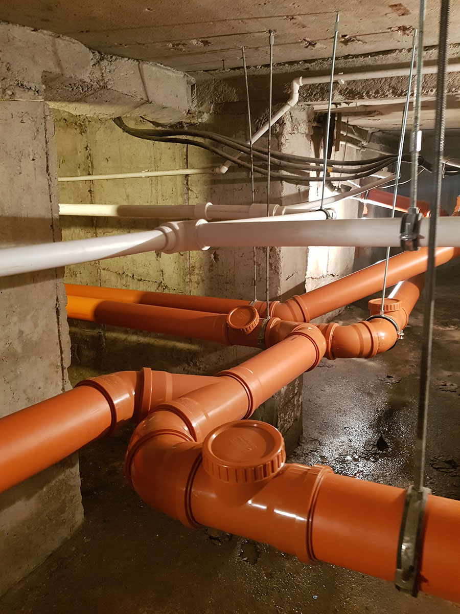 Ce înseamnă un montaj corect și cum se fac reparațiile coloanelor de apă în subsolul blocurilor