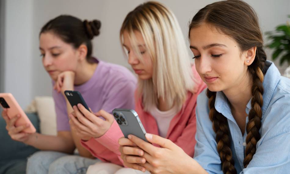 Verificarea rețelelor sociale și efectele acestora asupra creierului tinerilor adolescenți!